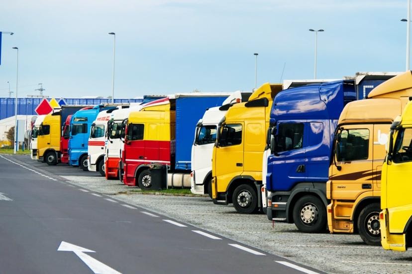 Fila de caminhões representando pátios logísticos cheios no final do ano