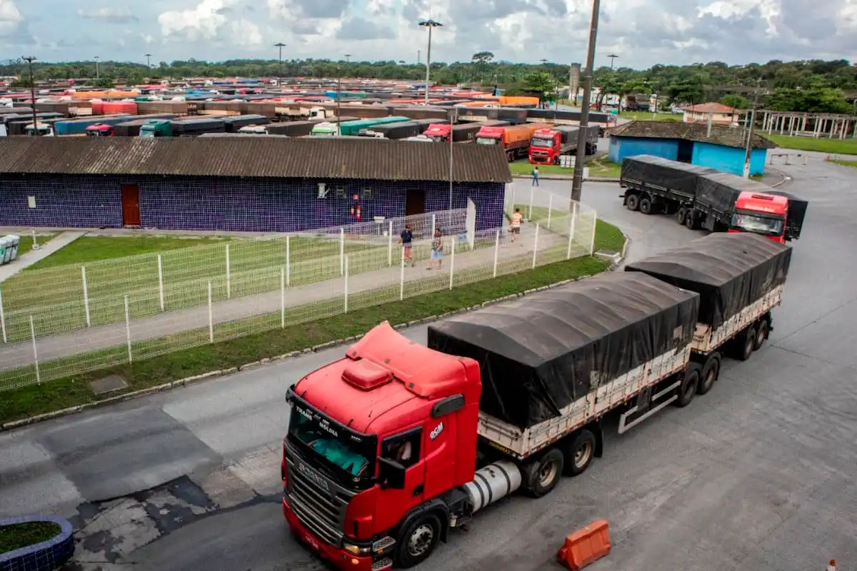Fila de caminhões em pátio carga e descarga